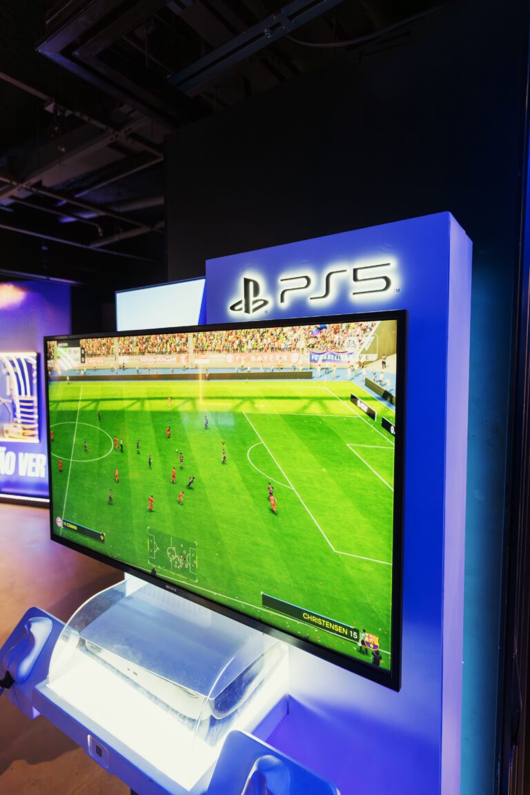 PlayStation 5 met voetbalgame op een groot scherm
