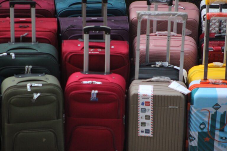 Stapel koffers in verschillende kleuren en maten
