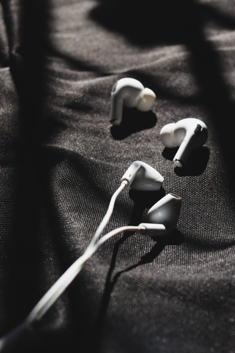 Draadloze oordopjes en in-ears op een donkere ondergrond