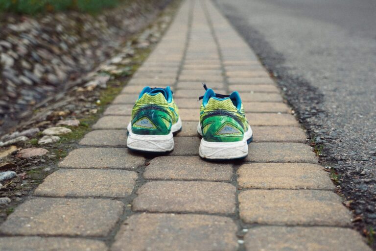 Kleurrijke hardloopschoenen op een grindpad buiten, van dichtbij gefotografeerd